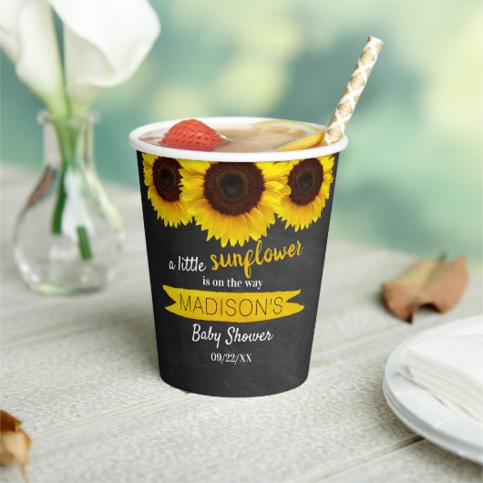 Er is een kleine zonnebloem onderweg. Baby shower Papieren Bekers (Insitu)