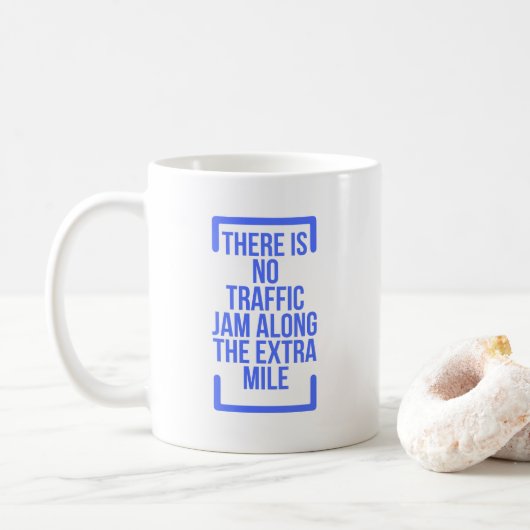 Er is geen file langs de extra mijl koffiemok (Met donut)