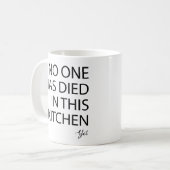 Er is nog niemand overleden in deze keuken koffiemok (Voorkant links)