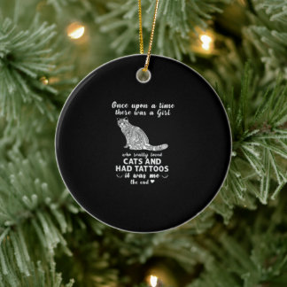 Er was eens een meisje met een geliefde katten en  keramisch ornament