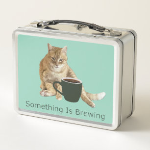Er wordt een metalen lunchbox gemaakt
