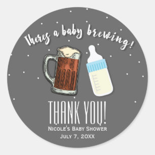 Er zijn babybrouwende biermugs baby shower favor ronde sticker