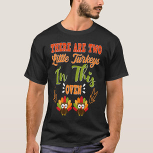 Er zijn twee kleine kalkoenen in Oven die moeder k T-shirt