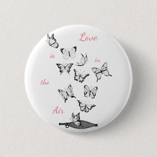 Er zit liefde in de lucht ronde button 5,7 cm