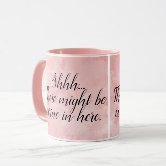 Er zit misschien wijn in deze grappige roze Waterv Mok (Voorkant links)