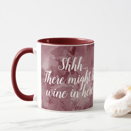 Er zit misschien wijn in dit grappige Maroon scrip Mok (Met donut)