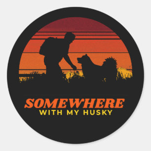 Ergens met mijn Siberische Husky Mannen Ronde Sticker