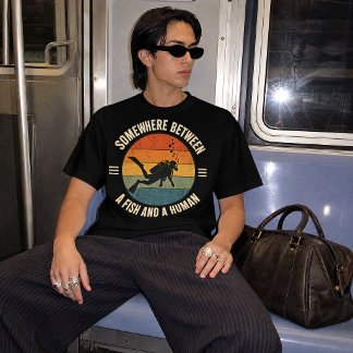 Ergens Tussen Een Vis En Een Menselijk Duikontwerp T-shirt