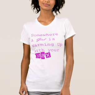 Ergens waar een meisje opwarmt met je MAX T-shirt