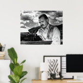 Ernest Hemingway op zijn typemachine Poster (Thuiskantoor)