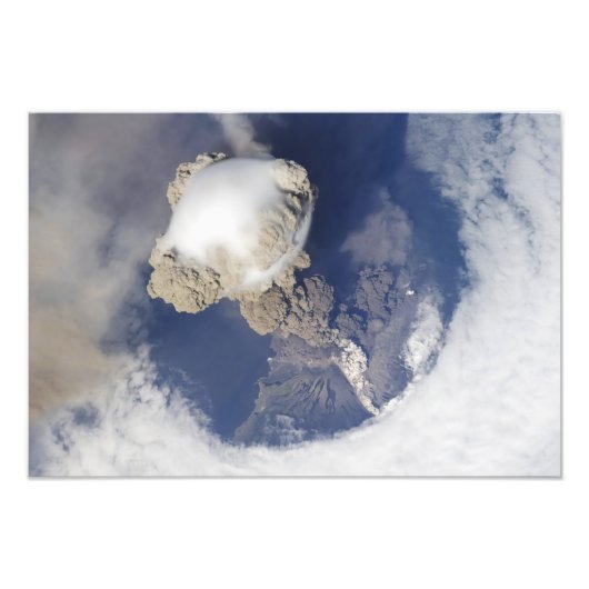 Eruptie van de Sarychev-vulkaan Foto Afdruk (Voorkant)