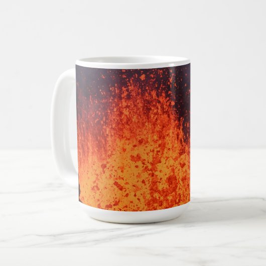 Eruption vulcano: fontein lava uit krater koffiemok (Voorkant links)