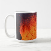 Eruption vulcano: fontein lava uit krater koffiemok (Links)