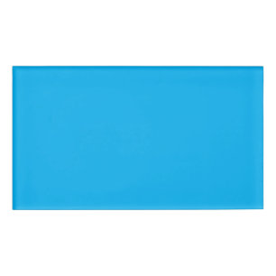 Ervaar de schoonheid van een blauwe hemel met een naambadge