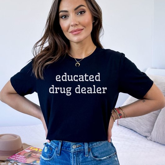 Ervaren drugdealer | Grappige apotheek Med School T-shirt