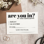 Es-Tu En Mariage Drôle Carte RSVP Mariage<br><div class="desc">Cette carte RSVP est une façon amusante de savoir si vos amis et votre famille viennent chez votre mariage.</div>