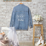 Escadron de mariées de la fête nuptiale moderne, s<br><div class="desc">Escouade de mariée moderne Maid of Honor Denim Jacket est parfait pour toutes vos photos de mariée. Utilisez ces vestes personnalisées pour vos photos de douche nuptiale et à la mariage pour un look amusant et personnalisé. Customisez la "Maid of Honor" et le nom de tous les membres de votre...</div>