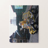 Escalade d'enfant sur le puzzle de jeep de terrain (Vertical)