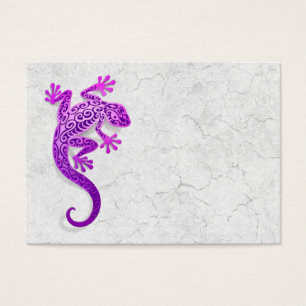 Escalade Gecko violet sur un mur blanc