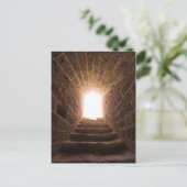 Escalier aux cartes postales de ciel (Debout devant)