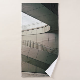 ESCALIERS BLANCS EN BÉTON AVEC RAILS EN MÉTAL GRIS