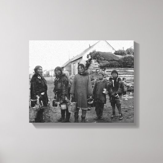 Eskimo Berry Pickers in Nome, Alaska Foto Canvas Afdruk (Voorkant)