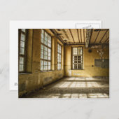 Espace abandonné avec grande carte Windows Post (Devant / Derrière)