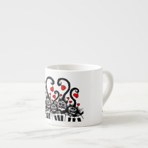 Espresso beker met kleine katten die piano spelen. kop
