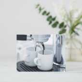 Espresso-machine maakt koffie briefkaart (Staand voorkant)