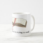 "Essayant de lire" la tasse (Devant droit)