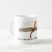 "Essayant de lire" la tasse (Devant gauche)