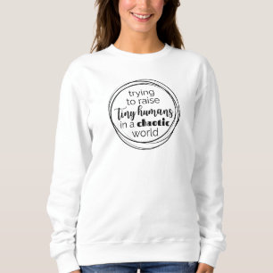 Essayer de lever de minuscules Sweatshirts humains