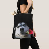 Est-Ce Que Tu Tango ? Beau Husky et Sac fourre-to (De près)