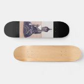 Estatua Metálica de Buda sobre Piso de Madera Skateboard (Horizontaal)