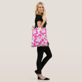 Esthetisch roze hibiscus herhalend patroon draagtas (Op model)