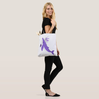Esthetische paarse walvis en lelies all-over-print draagtas