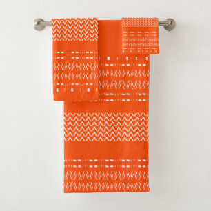Et blanc ensemble de serviette inspiré par tribal
