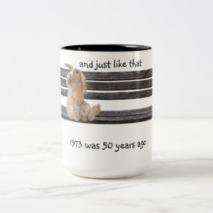 Et juste comme ce lapin sur un banc Mug