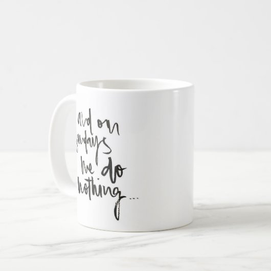 "Et sur la tasse blanche classique de dimanche… "- (Devant gauche)