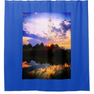 Étang au rideau de douche du coucher du soleil
