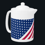 États-Unis américain Drapeau Stars Stripes Personn<br><div class="desc">The all American, Stars and Stripes, Old Glory, Star-Spangled Banner, USA flag, custom, personalisé, beau script / typographie nom / monogramme / initiales, cool, chic, élégant, classe, monogrammed, 100% porcelaine blanche, lave-vaisselle coffre, micro-ondes, théière, pour montrer votre fierté, patriotisme, amour. Entrez simplement votre nom / nom d'enfant / nom de...</div>