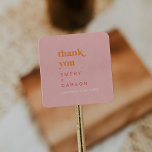 Été rétro | Sticker Privilège Merci orange rose<br><div class="desc">Ces autocollants rétro rose et orange pour remercier votre mariage sont parfaits pour une réception de mariage colorée. Le design vintage moderne et unique est doté d'une palette de couleurs vives, rose vif, orange vif et rose chaud, avec des beignets de plage tropicaux amusants. Personnalisez les étiquettes autocollants avec vos...</div>