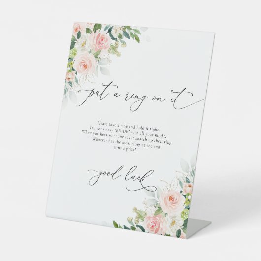 Etherische blush roze rozen zetten een ring op het reclamebord met voetstuk (Voorkant)