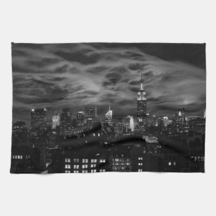 Etherische wolken: NYC Skyline, ESB zwart-wit Theedoek