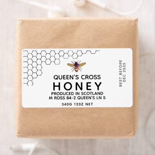 Étiquette 12 oz Honey Hex Jar Label with honeycomb and bee (En situation)