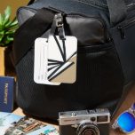 Étiquette À Bagage Abstrait d'or noir simple<br><div class="desc">Faites ressortir vos bagages avec cette étiquette simple mais élégante de design noir, blanc et or abstrait. Cette étiquette de bagage est faite de plastique durable et dispose d'une courroie de boucle sécurisée pour l'attacher à vos bagages. L'arrière dispose d'une fenêtre en plastique transparent pour afficher vos coordonnées. Cette étiquette...</div>