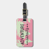 Étiquette À Bagage Adventure Await and Pink World Map (Devant Vertical)