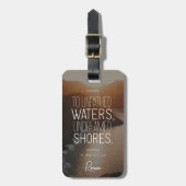 Étiquette À Bagage Adventure Await Modern Bold Citation Shakespeare (Devant Vertical)