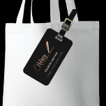 Étiquette À Bagage Agent de signature de crédit noir rose or<br><div class="desc">Un arrière - plan noir décoré d'un stylo signature or rose. Élégant script de style écrit à la main. Personnalisez et ajoutez Votre nom,  texte,  Ajoutez vos coordonnées au dos.</div>