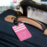 Étiquette À Bagage Ai-Je L'Air D'Un Entraîneur De Voler ? Drôle<br><div class="desc">Flancez votre statut de voyageur fréquent avec ces étiquettes de bagages mignonnes et drôles. Le design présente la citation "Ai-je l'air d'un entraîneur de vol ?" en lettres blanches sur un arrière - plan rayé. Personnalisez le dos avec vos coordonnées.</div>
